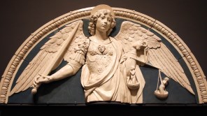 영혼의 무게를 재는 성 미카엘 대천사_by Andrea della Robbia_photo by Lawrence OP_in the Metropolitan Museum of Art in New York City_New York.jpg